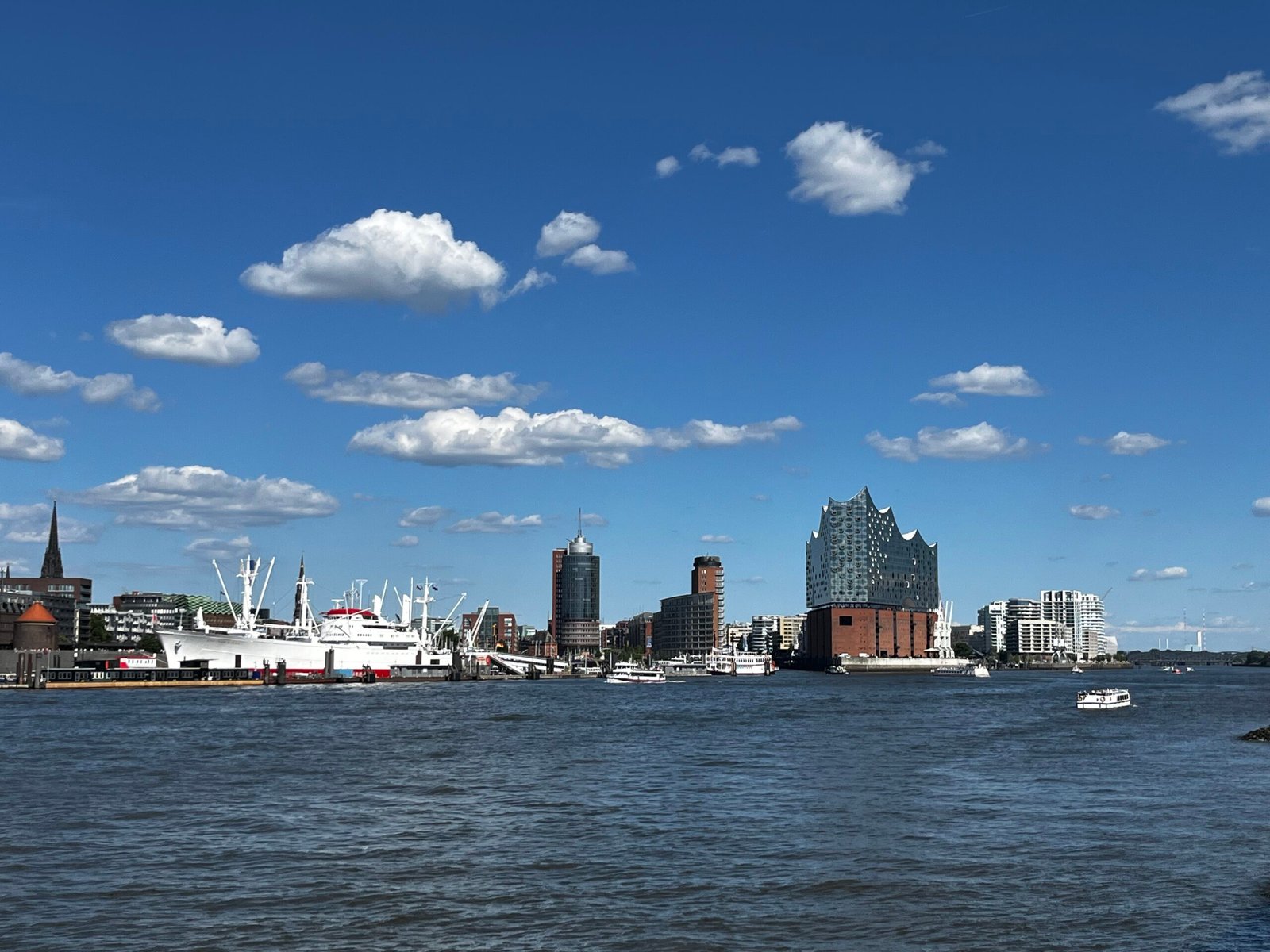 Hamburger Hafen-Skyline mit Elbphilharmonie, Blick vom Wasser aus während des ElbJazz-Festivals 2026