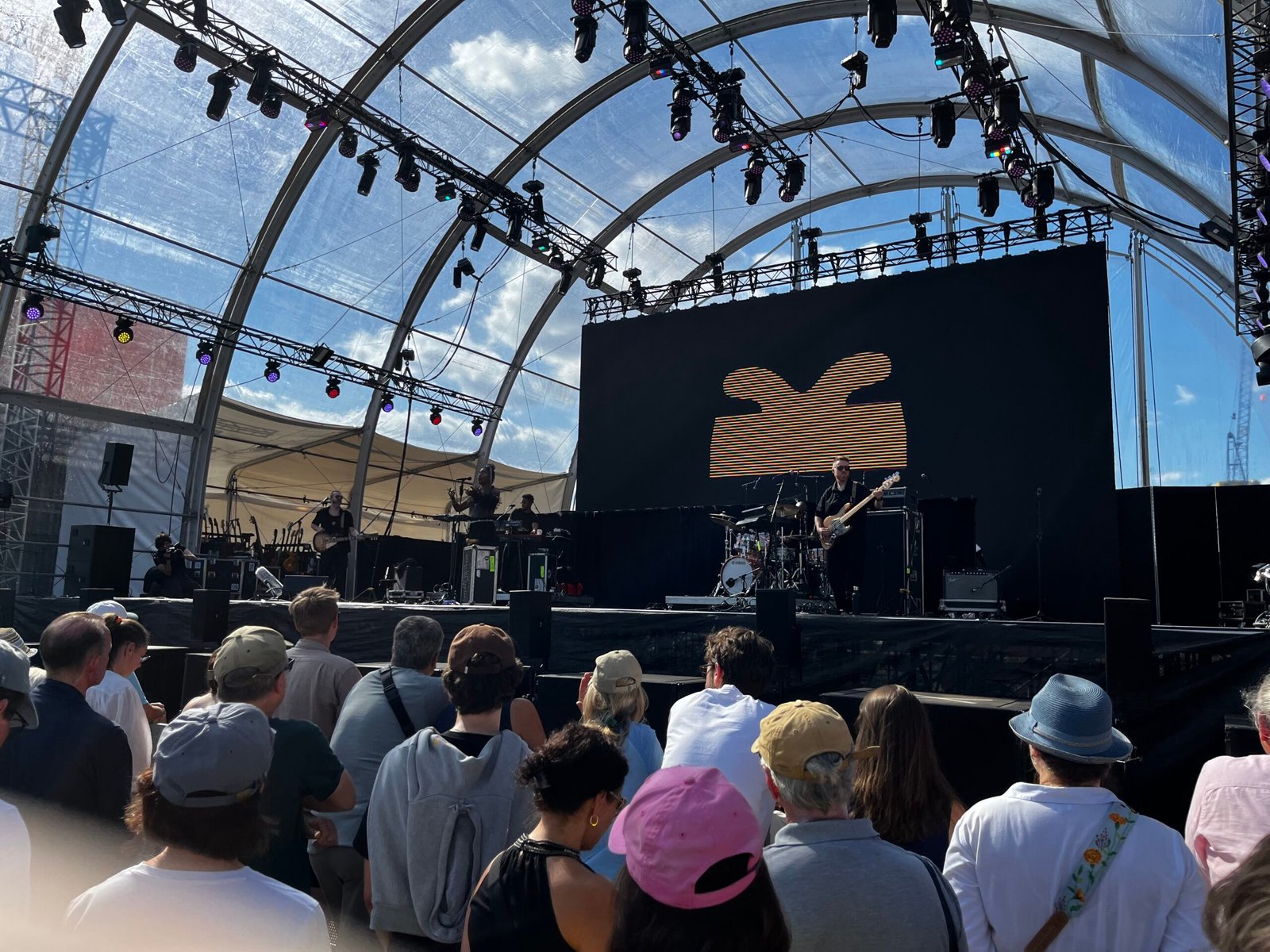 Live-Band unter der transparenten Bühnenkuppel der Helgen Stage beim ElbJazz-Festival 2026, Publikum im Vordergrund