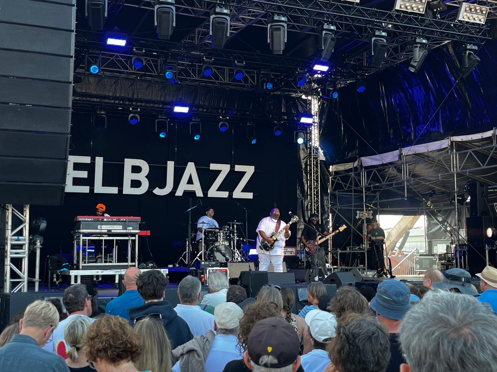Christone "Kingfish" Ingram spielt E-Gitarre auf der ElbJazz-Bühne 2026