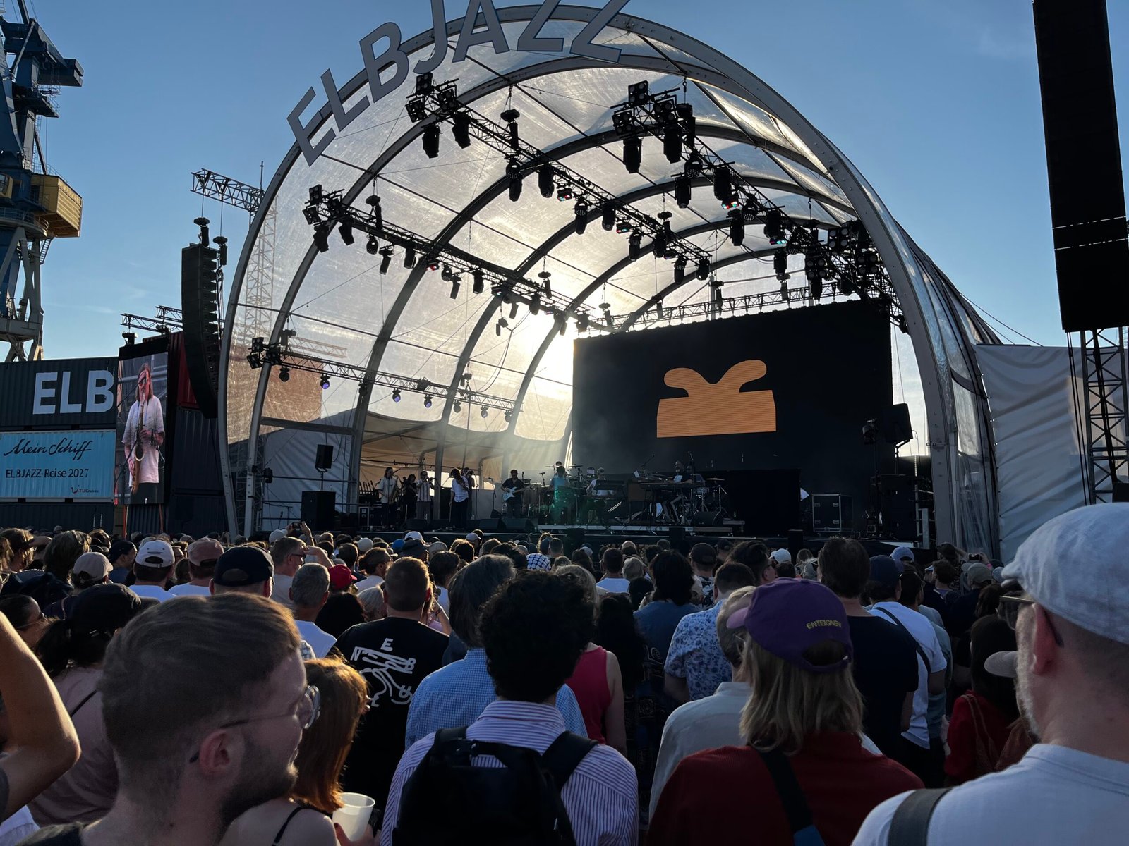 NDR Bigband & John Beasley spielen bei Sonnenuntergang auf der Main Stage des ElbJazz-Festivals 2026