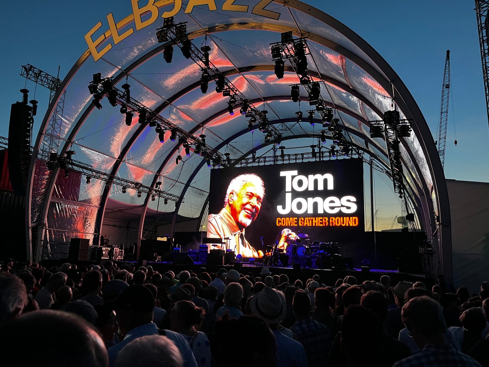 Tom Jones "Come Gather Round" auf der Bühnenleinwand der ElbJazz Main Stage bei Nacht 2026