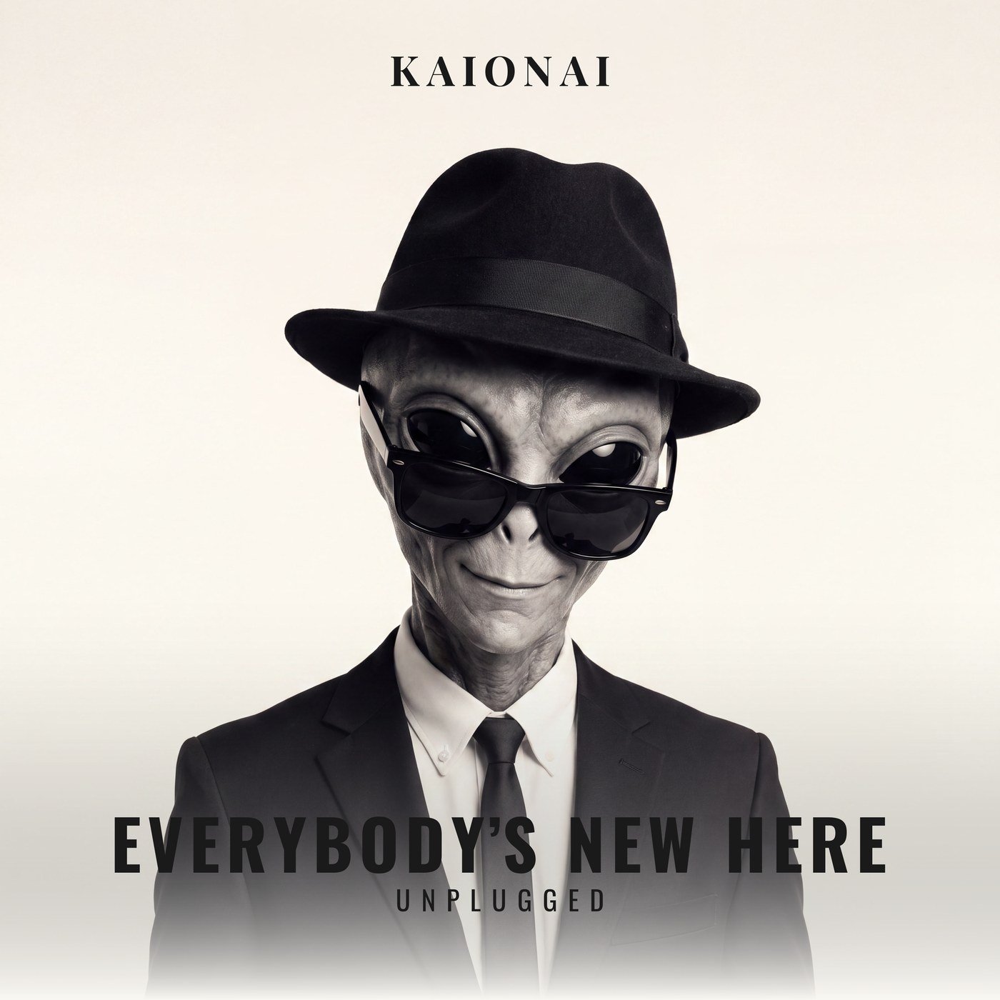 Cord, KAIonAI-Charakter, mit der Sonnenbrille auf der Nasenspitze vor hellem Studiohintergrund – Cover zu "Everybody's New Here (unplugged) (feat. Cord)"